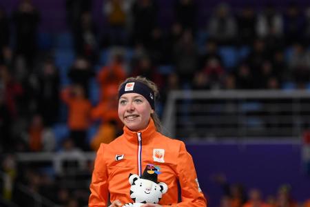In einem verrückten Lauf über 5000 Meter hat sich die Niederländerin überraschend die Gold-Medaille gesichert. Die erst 22-j...