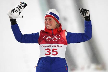 Mit Flügen auf 105,5 und 110,0 m hat sich die Norwegerin die Goldmedaille geschnappt. Die Deutsche Katharina Althaus sichert...