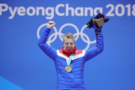 Der norwegische Skilangläufer Simen Hegstad Krüger düpiert die Favoriten gewinnt überraschend die Goldmedaille im Skiathlon ...