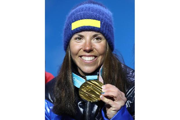 Sie gewinnt die erste Goldmedaille der Winterspiele von PyeonChang: Charlotte Kalla ringt im 2 x 7,5 km Skiathlon die starke...