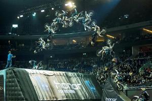 Ackermann steht als jüngster Freestyle-Motocrosser im Contest "Double Backflip"