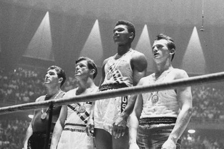 Bereits während seiner Amateurlaufbahn fährt Ali, damals noch unter seinem Geburtsnamen Cassius Clay, zahlreiche Erfolge ein...
