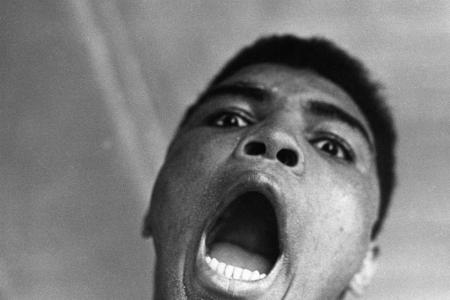 Nicht nur dank seiner sportlichen Erfolge steigt Ali, der den Namen Cassius Clay nach dem Liston-Kampf ablegt, innerhalb kür...