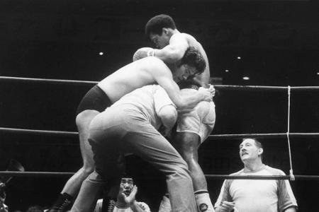 Auch für kuriose Einlagen ist sich der Champion nicht zu schade. 1976 absolviert er in Tokio einen Schaukampf gegen den japa...