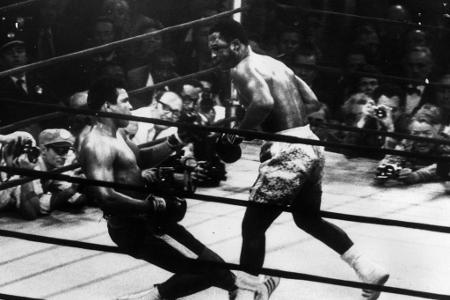 Im Ring lässt Ali Taten sprechen. Allein dreimal trifft er auf den legendären 'Smokin Joe' Frazier. Vor allem der 'Thrilla i...