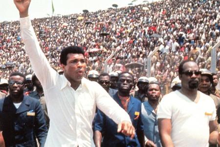 Noch legendärer ist wohl nur der 'Rumble in the Jungle'. In Kinshasa im damaligen Zaire trifft Ali vor 100.000 frenetischen ...