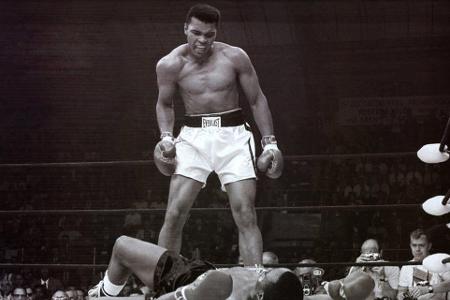 ... Und der Herausforderer gewinnt das Duell mit dem Champion. Foreman, ein klassischer Puncher, schlägt sich müde, Ali knoc...