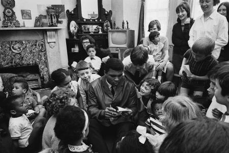Vor allem in der afro-amerikanischen Community wird Ali schon zu Lebzeiten zur Lichtgestalt erhoben. Mit seiner Ablehnung de...
