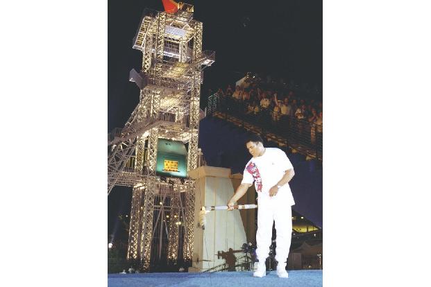 1996 in Atlanta entzündet Ali das Olympische Feuer im Rahmen der Eröffnungsfeier. Drei Jahre später wählt ihn das IOC zum 'S...