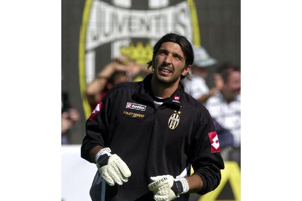 Der Sommer 2001 hat es in sich: Gianluigi Buffon wird mit seinem Wechsel für knapp 53 Mio. Euro zu Juventus zum teuersten Tr...