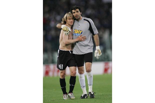 Sportlich läuft es in den Folgejahren für Pavel Nedved und Gianluigi Buffon bestens, so gewinnen sie auch 2005 und 2006 die ...