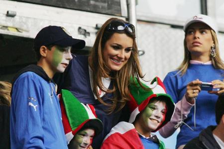 Vorerst steht jedoch die WM 2006 in Deutschland auf der Tagesordnung. An seiner Seite ist das tschechische Model Alena Sered...