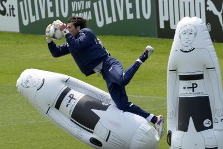 Mit seinem 136. Länderspiel löst Gianluigi Buffon im Jahr 2013 unterdessen Fabio Cannavaro als Rekordnationalspieler ab.