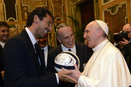 Der Juventus-Oldie ist auch im Vatikan beliebt. Beim Besuch bei Papst Franziskus werden deshalb Nettigkeiten und Geschenke a...