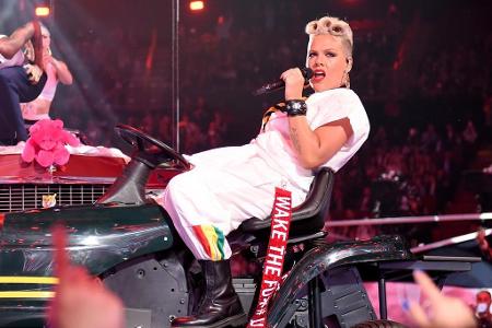 Vor der Partie wird die Sängerin Pink die Ehre haben, die amerikanische Nationalhymne zu singen. Neben der 38-Jährigen tritt...