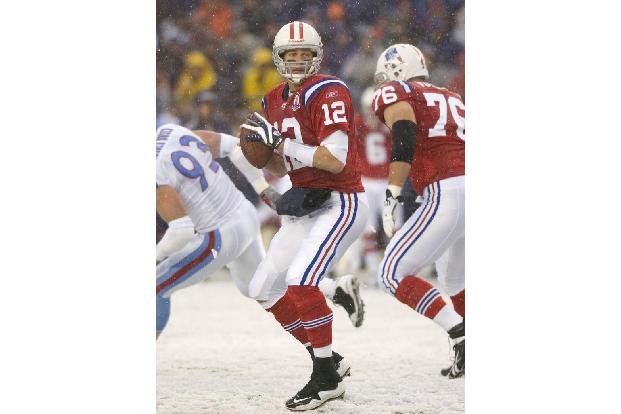 Anders als Bledsoe acht Jahre zuvor, verliert Brady seinen Platz als Starter nicht. Stattdessen kommt er bockstark zurück, s...
