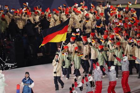 Angeführt vom Fahnenträger Eric Frenzel betritt die deutsche Olympia-Mannschaft das Stadion. Angeführt vom Fahnenträger Eric Frenzel betritt die deutsche Olympia-Mannschaft das Stadion.