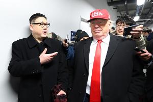 Eröffnungsfeier: "Trump" und "Kim" feiern Verbrüderung