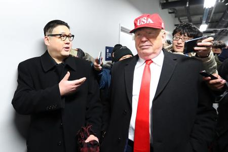 Der nordkoreanische Machthaber Kim Jong-un und US-Präsident Donald Trump wurden im Zuge der Eröffnungsfeier gemeinsam gesich... Der nordkoreanische Machthaber Kim Jong-un und US-Präsident Donald Trump wurden im Zuge der Eröffnungsfeier gemeinsam gesich...