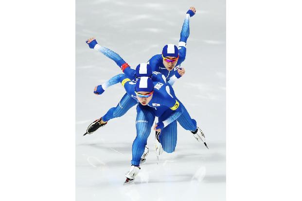 Die koreanische Eisschnelllauf-Staffel demonstriert eindrucksvoll, wie man den Windschatten auf der Jagd nach Top-Zeiten am ...