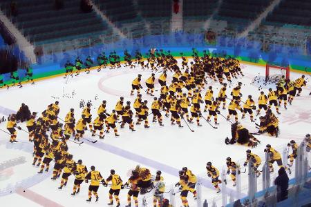 Auf diesem künstlerischen Foto wirkt es so, als ob das DEB-Team mit fast 100 Spielern auf dem Eis steht.