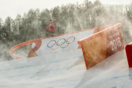 Etwas rauer geht es derweil auf den olympischen Anlagen zu. Dort pfiff der Wind teilweise so stark, dass sogar die alpine Ab...