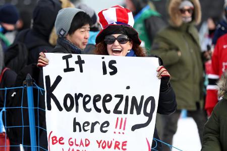 Die Fans versuchen unterdessen alles, um den arktischen Temperaturen zu trotzen - und ihre Liebsten in der Heimat zu grüßen.