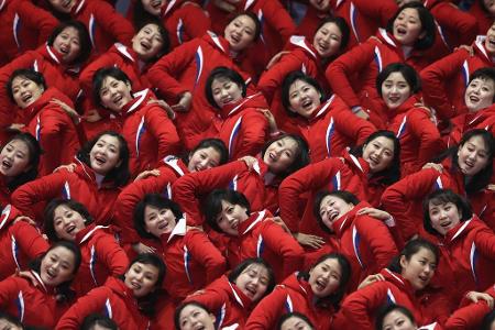 Die nordkoreanischen Fans haben sich für die Olympischen Spiele eine Jubel-Choreographie überlegt.