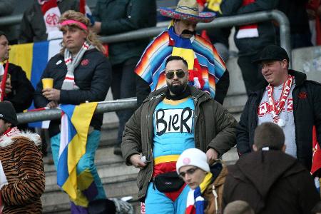 Pünktlich zum beginnenden Karneval reisten die närrischen Mainzer verkleidet zum Derby nach Frankfurt. Pünktlich zum beginnenden Karneval reisten die närrischen Mainzer verkleidet zum Derby nach Frankfurt.
