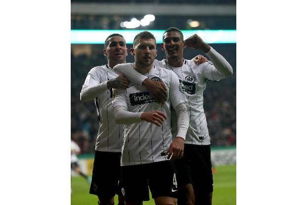 Torschütze Ante Rebic (M.) lässt sich nach seinem Führungstreffer von den Mannschaftskollegen Omar Mascarell (l.) und Sébast...
