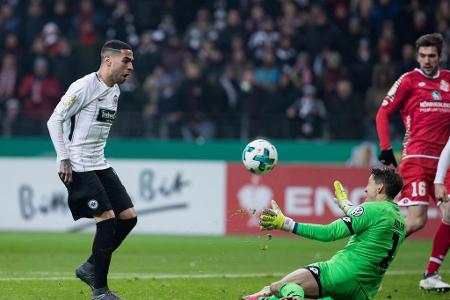 Omar Mascarell überlupft den Mainzer Keeper René Adler, trifft zum 3:0...