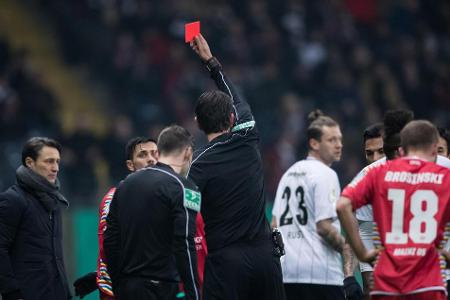 Referee Deniz Aytekin zeigte dem Mainzer Abräumer die Rote Karte. Eine harte Entscheidung.