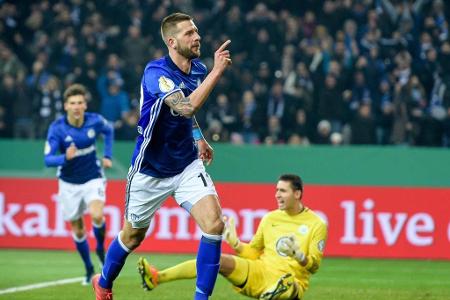 Sportlich kamen die Schalker besser in die Partie und gingen durch einen blitzsauberen Konter nach gerade einmal zehn Minute...