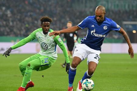 Abwehrchef Naldo (r.) ließ in der ersten Halbzeit gegen Divock Origi nichts anbrennen.