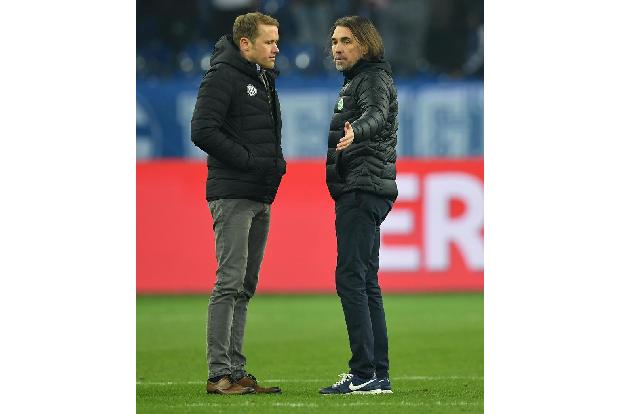 Nach dem Schlusspfiff schlichen die Wolfsburger enttäuscht vom Rasen. Coach Schmidt und Manager Rebbe hatten einen biederen ...