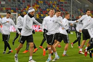 Vor Spanien-Duell: DFB-Team wärmt sich in Trikots aus Müll auf