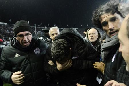 Nach Punktabzug: 40 PAOK-Fans stürmen TV-Studio Nach Punktabzug: 40 PAOK-Fans stürmen TV-Studio