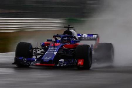 Früher als gewollt veröffentlicht Toro Rosso ein erstes Bild des STR-13-Honda. Während Filmtestfahrten gelangten Fotos in di...