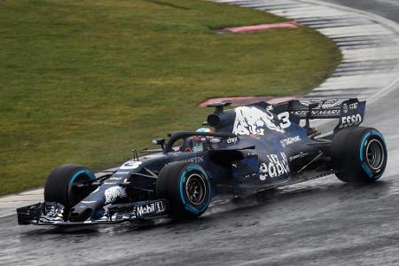 Das Duo Daniel Ricciardo und Max Verstappen durfte die neuen Rennwagen in England schon einmal Probe fahren. Gedreht wurde e...