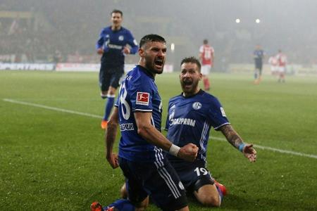 Trotz schwacher Leistung und Pyro-Ärger: Schalke festigt Tabellenplatz zwei