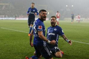 Trotz schwacher Leistung und Pyro-Ärger: Schalke festigt Tabellenplatz zwei