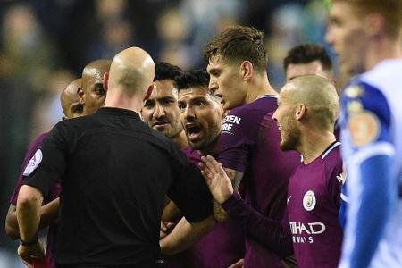 Schiedsrichter angegangen: ManCity muss Strafe zahlen Schiedsrichter angegangen: ManCity muss Strafe zahlen