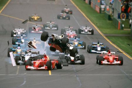 Noch so ein Mega-Crash: Vor 15 Jahren knallte Ralf Schumacher in seinem BMW in das Heck von Ferrari-Mann Rubens Barrichello....