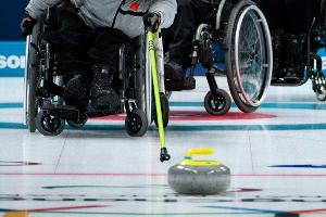 Paralympics: Rollstuhlcurler nehmen Kurs auf das Halbfinale