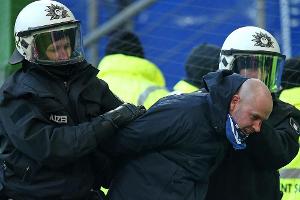 Massenschlägerei vor HSV gegen Schalke