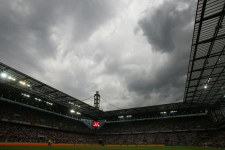 Unwetter über Müngersdorf: 40 Blitzeinschläge vor Kölner Duell mit Schalke