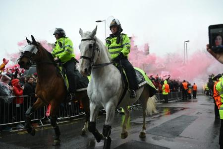 Festnahmen nach Ausschreitungen in Liverpool - Reds-Fan in kritischem Zustand