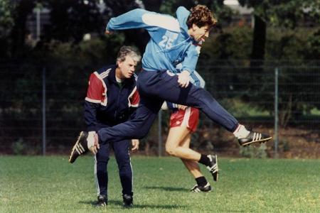 Dieter Schatzschneider ist die unumstrittene Nummer eins aller Torjäger in der Geschichte der zweiten Liga. Er glänzte mit e...