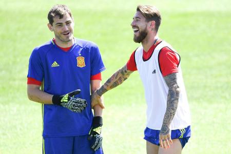 Zehn gemeinsame Spielzeiten bei Real Madrid und elf Jahre in der Nationalmannschaft machen Ramos und Casillas fast schon aut...