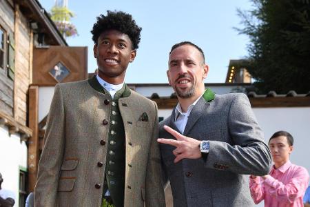 Der Altersunterschied von neun Jahren spielt für die Freundschaft Bayerns linker Flanke keine Rolle. Auf dem Oktoberfest pos...